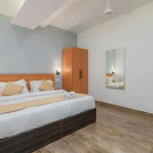De Luxe Basai Road Hotel