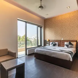 De Luxe Hotel